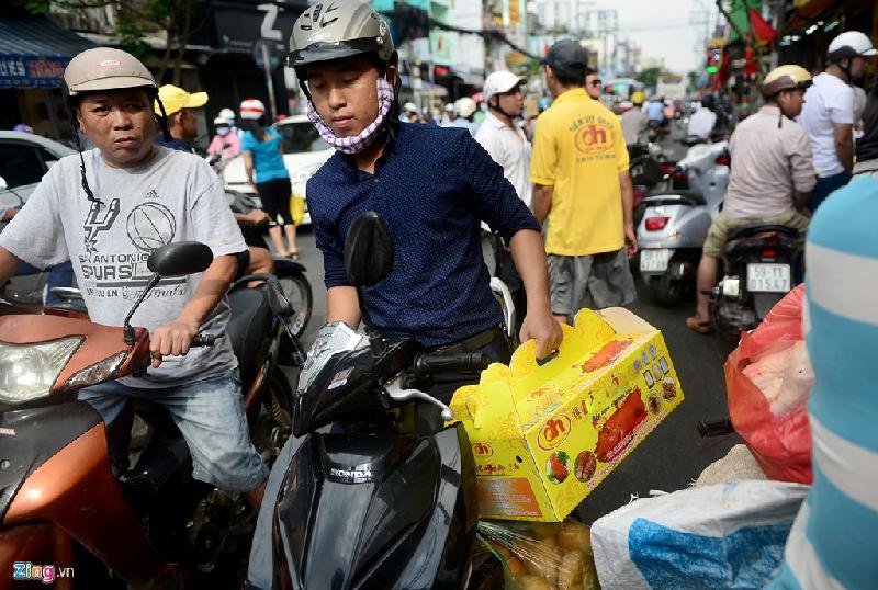 Tiệm heo quay ở Sài Gòn bán hết hơn 200 con trong 3 giờ hình ảnh 9 Anh Thành, nhân viên một chi nhánh ngân hàng ở quận 11, cho biết hôm nay chi nhánh mở cửa kết hợp cúng ngày vía thần tài nên mua nguyên con cùng bánh mì để mọi người dùng sau khi cúng.