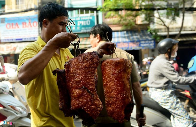 Tiệm heo quay ở Sài Gòn bán hết hơn 200 con trong 3 giờ hình ảnh 10 Không chỉ bán tại chỗ, nhân viên các tiệm heo quay còn chuyển hàng đến các chợ, địa điểm khác để bán.