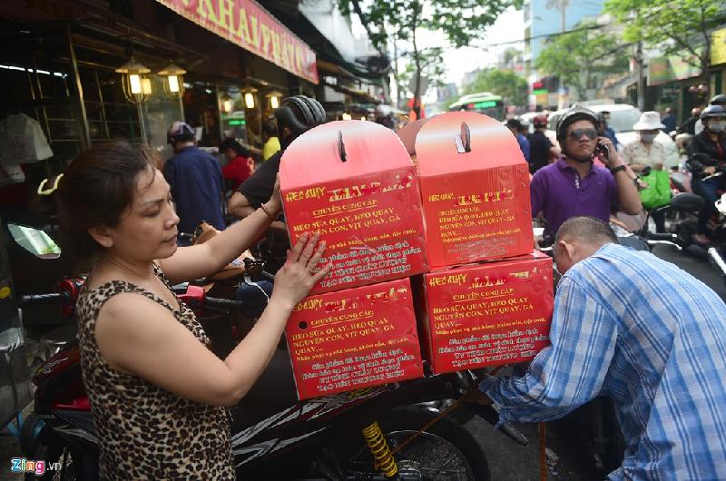 Tiệm heo quay ở Sài Gòn bán hết hơn 200 con trong 3 giờ hình ảnh 11 ... hoặc chuyển những hộp đựng heo quay nguyên con đến các cơ quan, công ty.