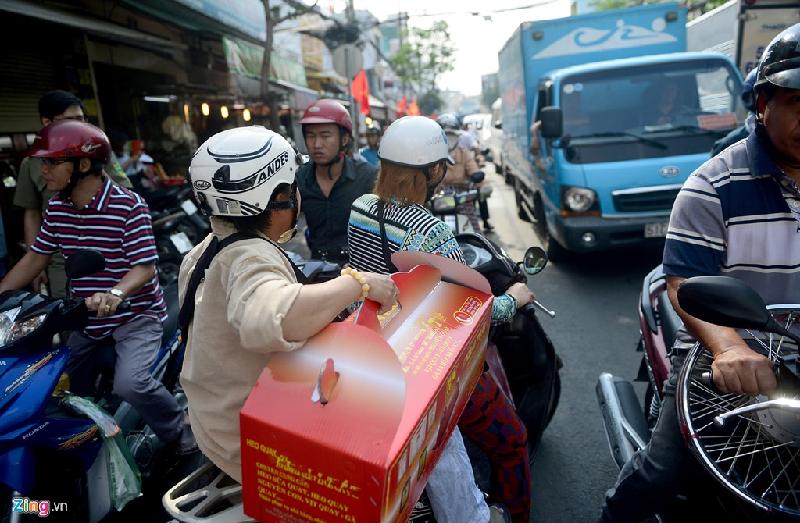 Tiệm heo quay ở Sài Gòn bán hết hơn 200 con trong 3 giờ hình ảnh 12 Các tiệm tập trung nhiều, lượng người mua heo quay đông nên đoạn đường Âu Cơ đông đúc trong sáng nay.