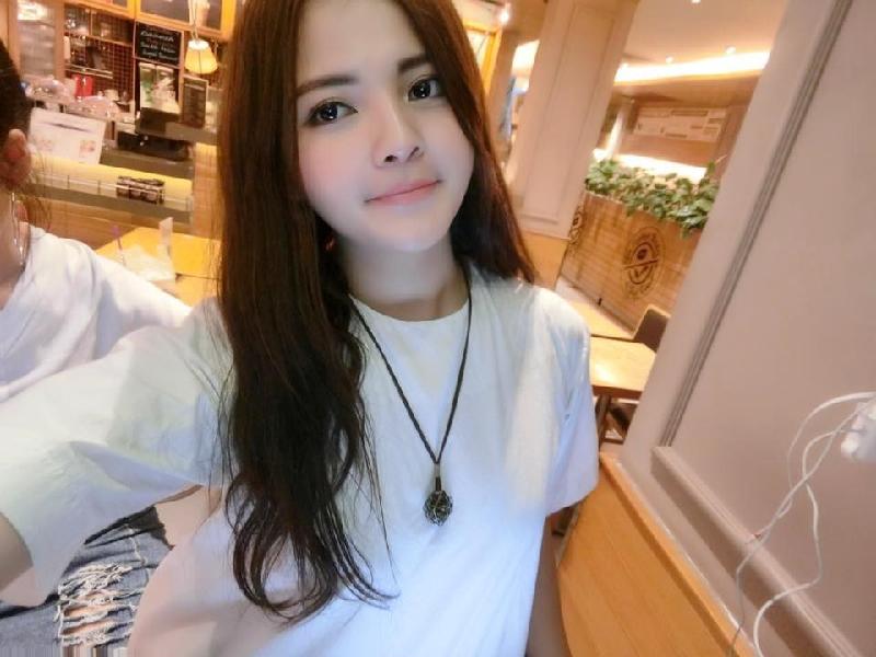 Em gái hoa hậu: 'Tôi thấy mình xấu xí mỗi khi đứng cạnh chị' hình ảnh 10 Cô gái 19 tuổi thích tập gym và đọc tạp chí về thời trang. Thời gian rảnh, cô thường ra giúp việc cho tiệm bánh của chị gái. Ước mơ của Huyền là trở thành nhà thiết kế thời trang. 9X hiện chưa có bạn trai. Hình mẫu nửa kia lý tưởng của cô là người trưởng thành, tinh tế và biết quan tâm.