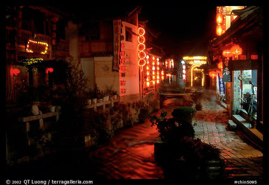 4. Vân Nam - Trung Quốc: Hệ thống kênh rạch được thắp sáng bằng những chiếc đèn lồng với màu sắc rực rỡ tại tỉnh Vân Nam - Trung Quốc. Ảnh: Terragalleria