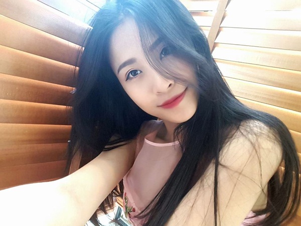 Đông Nhi thích thú thời tiết nắng ấm áp của thủ đô Hà Nội. 