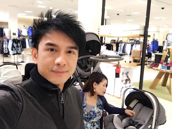 Đan Trường cùng bà xã đi mua xe đẩy để chuẩn bị cho sự ra đời của con trai đầu lòng.