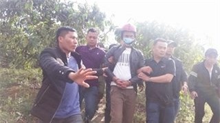 Nghi can Nguyễn Thành Đức được dẫn giải đến hiện trường
