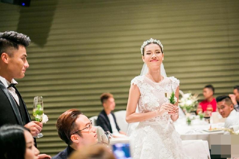 Mạc Hồng Quân hóm hỉnh gửi lời chúc mừng sinh nhật bà xã Kỳ Hân: Chúc mừng sinh nhật vợ nha.. sinh nhật lần thứ 2 bên nhau.. mà mỗi tội quà bị kẹt đâu đó trên không trung. Yêu mẹ cu tỏi lắm luôn.