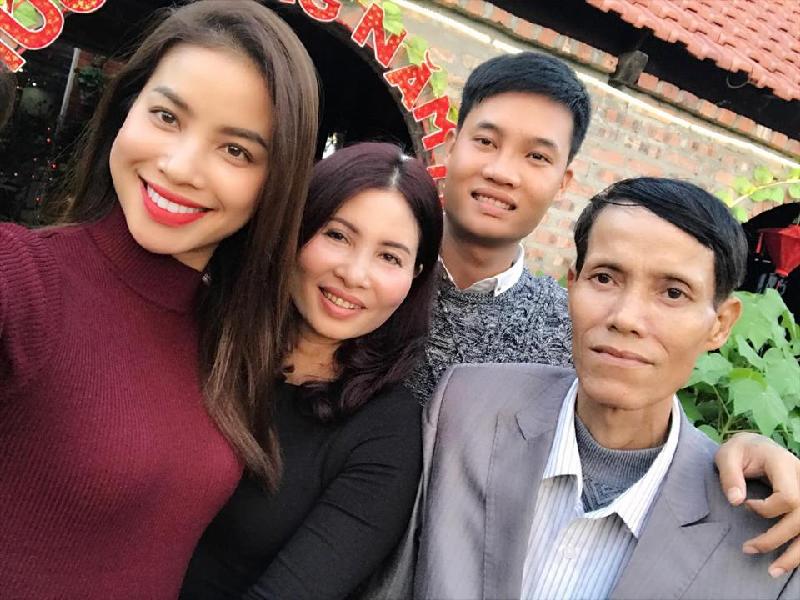 Phạm Hương chia sẻ niềm hạnh phúc bên gia đình: Cả nhà đi chơi.....Bên cha mẹ là ấm êm nhất đời