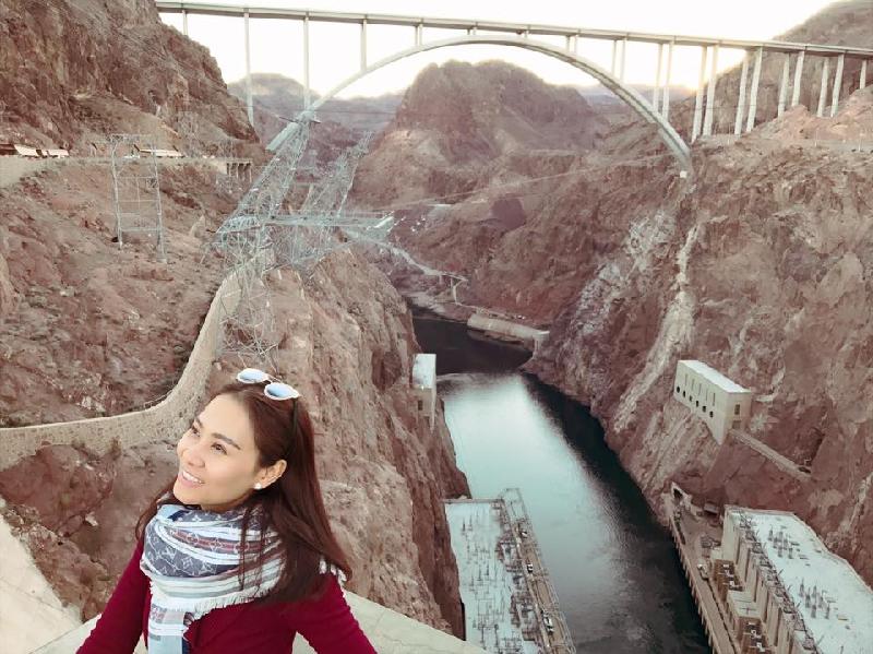 Thu Minh hào hứng check in nơi mình đến khoe với fans: Tạo dáng trước đập thuỷ điện vĩ đại Hoover Dam !