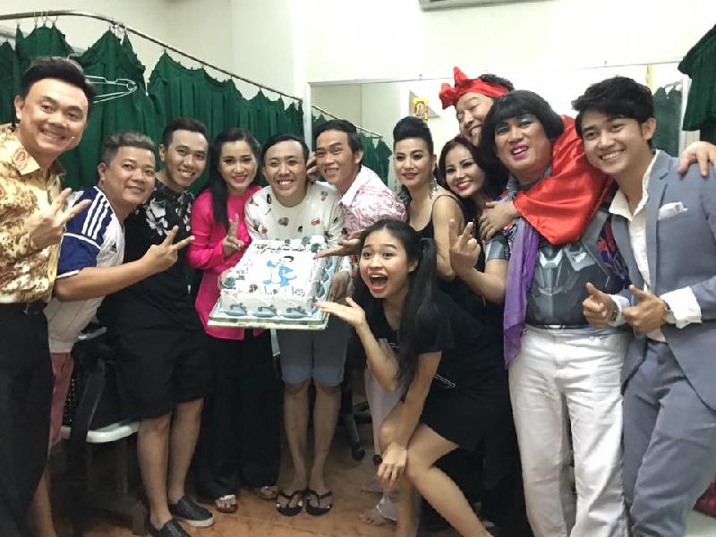 Trấn Thành vui vẻ chào đón tuổi mới trong vòng tay bạn bè, đồng nghiệp.