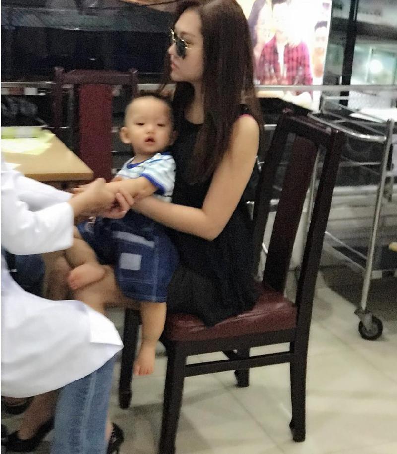 Phi Thanh Vân vội vàng đưa con đi viện trong đêm: