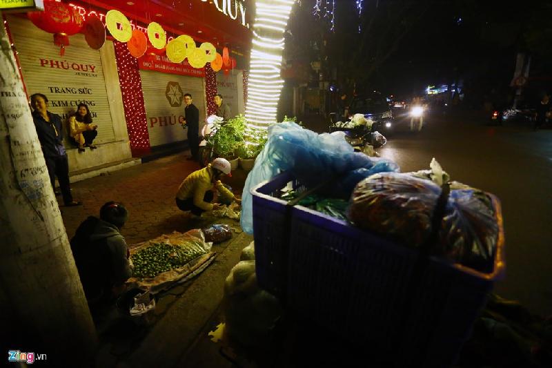 Ở một cửa hàng khác gần đó, số lượng người chờ mua vàng còn sớm hơn. Một khách cho biết anh có mặt ở đây từ 4h30 với mong muốn là người đầu tiên gặp may mắn.