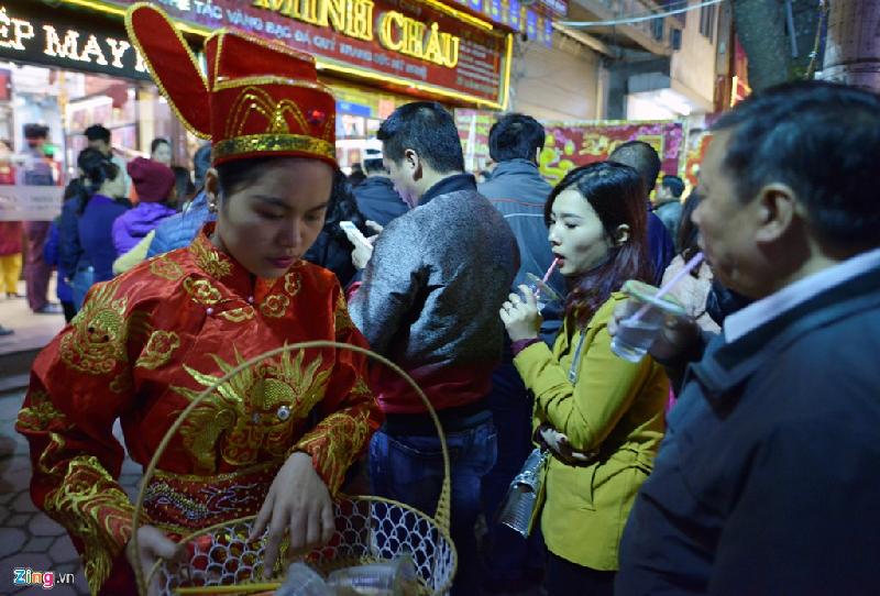 Nhân viên cửa hàng mặc trang phục độc đáo đi chăm sóc khách bằng cách phát nước và bánh ăn sáng chống đói cho mọi người.