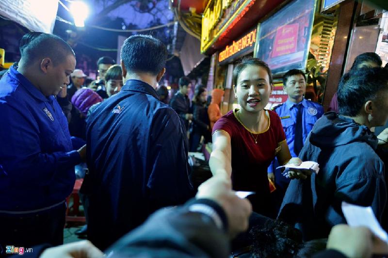 Trước đó, những người xếp hàng chờ mua vàng được nhân viên phát giấy ghi tên để có thể mua thuận tiện và nhanh nhất.
