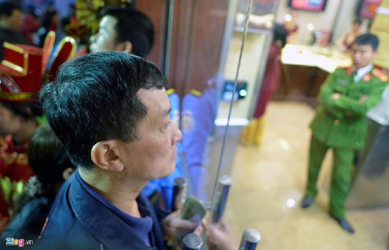 Anh Tuấn cho biết đến đây từ 5h30 để mua một chỉ vàng mong may mắn cho cả nhà năm Đinh Dậu.