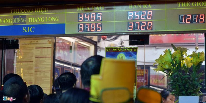 Giá vàng SJC ở các cửa hàng trên phố Trần Nhân Tông niêm yết mua vào 37,05 triệu đồng/lượng, bán ra 37,2 triệu đồng/lượng.