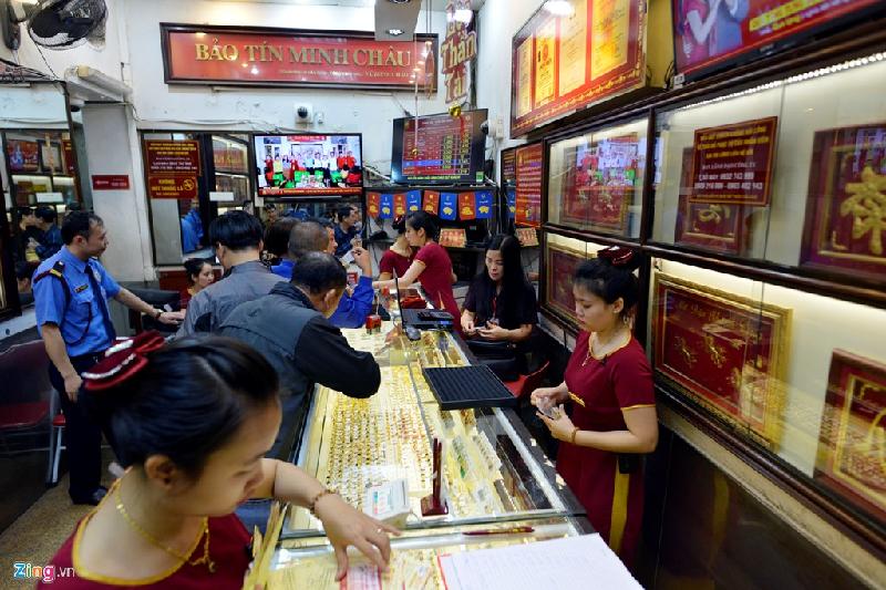 Theo nhân viên cửa hàng, trong ngày thần tài, khách phần lớn chỉ mua 1-2 chỉ lấy may đầu năm. Rất ít người mua số lượng lớn.