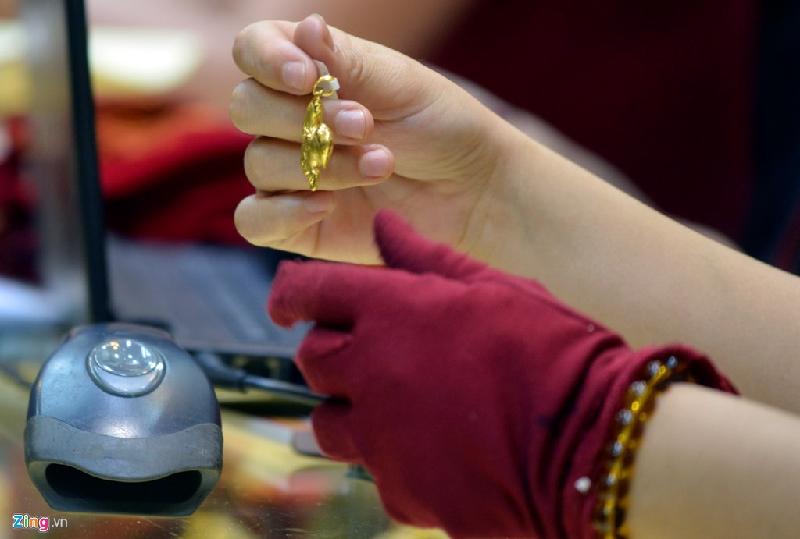 Trong những giờ đầu bán hàng, loại vàng mô hình con gà được nhiều khách hàng lựa chọn.