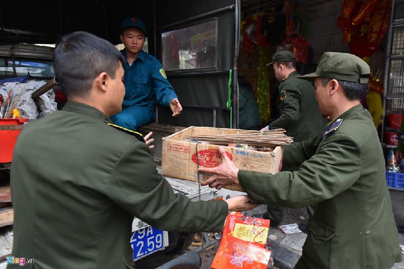 Trên phố Chả Cá, công an quận đã lập biên bản, thu giữ hàng hoá bày tràn ra vỉa hè của các tiệm buôn bán.
