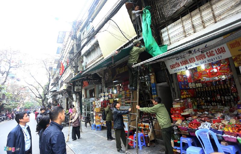 Trên phố Hàng Buồm, nhiều trường hợp mái hiên đua ra ngoài, các cửa hàng bán bánh kẹo lấn chiếm vỉa hè được lực lượng chức năng kiên quyết xử lý.