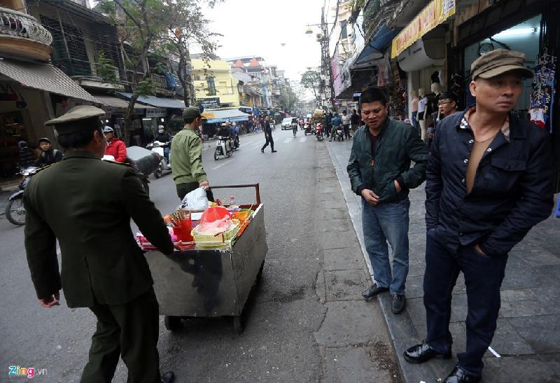 Ông Nguyễn Hải Nam, cán bộ đô thị UBND phường Hàng Buồm cho biết qua rà soát các cửa hàng ở 13 tuyến phố lấn chiếm vỉa hè đã được thông báo, nếu hôm hay vẫn vi phạm thì lực lượng chức năng sẽ xử lý.
