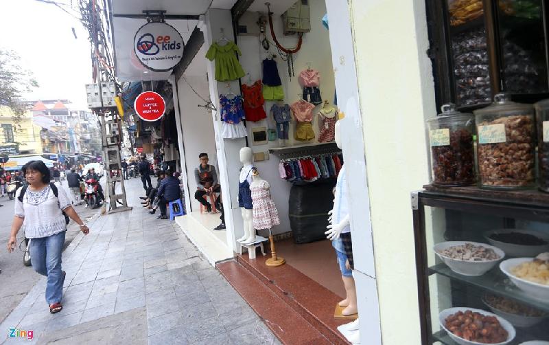 Phố Hàng Đường, sau khi lực lượng công an và dân phòng ra quân xử lý lấn chiếm vỉa hè gọn gàng hơn.