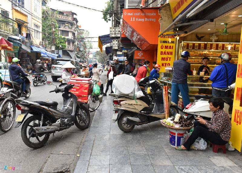 Tuy vậy, một số tuyến đường trung tâm gần đó vẫn không có nhiều thay đổi, vỉa hè vẫn lộn xộn, nhếch nhác chiều 28/2.