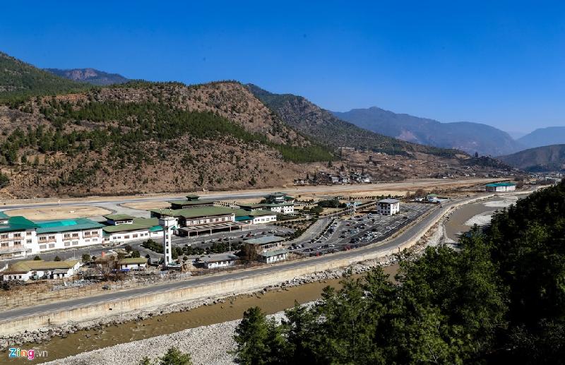 Bhutan là một đất nước kỳ bí nằm ở phía đông của dãy núi Himalaya. Quốc gia này được mệnh danh là Vương quốc Rồng Sấm và còn được coi là đất nước hạnh phúc nhất thế giới. Bhutan kết nối với thế giới bên ngoài bằng sân bay quốc tế Paro nằm giữa những dãy núi cao.