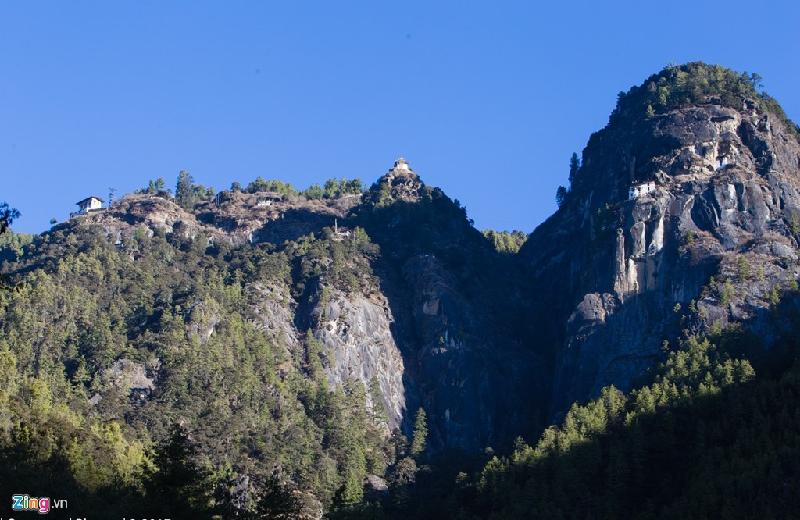 Là đất nước Phật giáo, Bhutan có rất nhiều chùa, tu viện được xây dựng. Một trong những tu viện nổi tiếng nhất là Paro Taktsang Palphug (còn được biết với tên gọi Tiger's Nest - hang hổ) ở độ cao hơn 3.000 m cheo leo bên vách đá thẳng đứng.