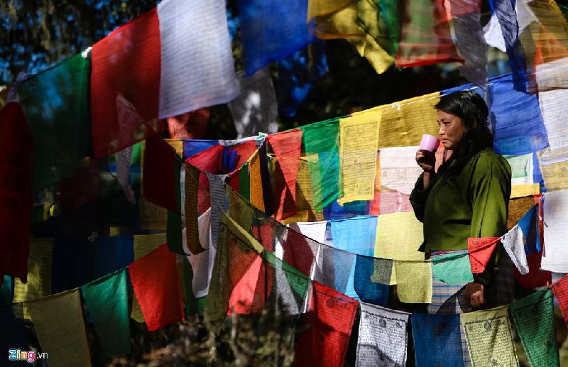 Cô Sigyel đến từ Trongsa, dừng chân nghỉ ở độ cao 2.600 m.