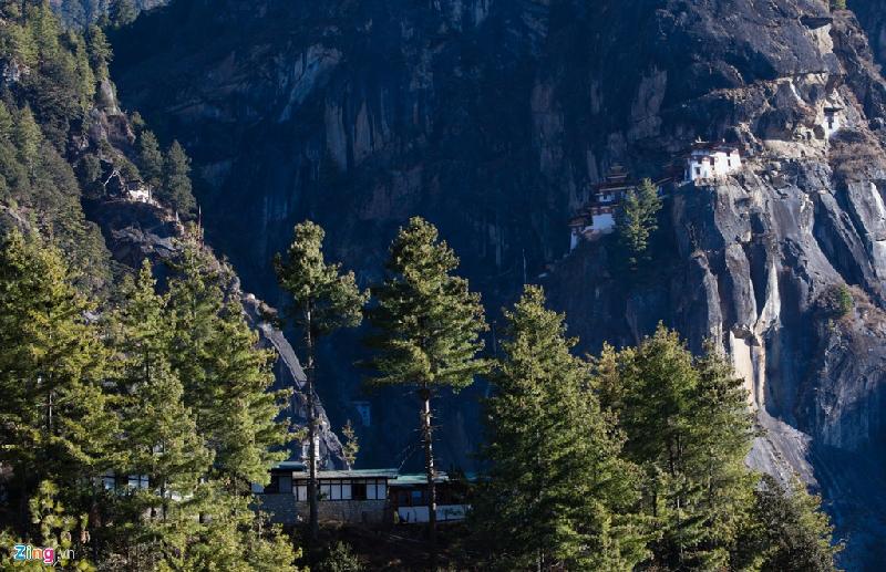Tiger's Nest ẩn hiện sau những hàng cây và cheo leo trên vách đá.