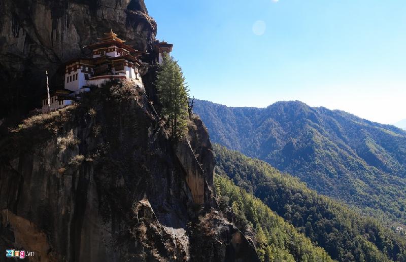 Và rồi Tiger's Nest kỳ bí nằm bên vách đá thẳng đứng hiện ra trước mắt đẹp đến mê hoặc.