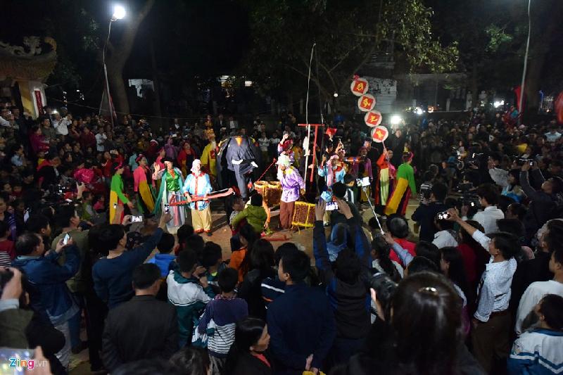 Hàng nghìn người chen nhau xem lễ hội phồn thực giữa khuya hình ảnh 1 Tối 7/2 (11 tháng Giêng), hàng nghìn người kéo nhau đến miếu Trò tại xã Tứ Xã, huyện Lâm Thao, Phú Thọ để xem hội Trò Trám (hay còn gọi là lễ hội Linh tinh tình phộc).