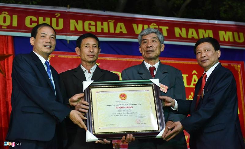 Hàng nghìn người chen nhau xem lễ hội phồn thực giữa khuya hình ảnh 2 Với nét văn hoá phồn thực tồn tại qua hàng nghìn năm thể hiện qua phần lễ mật, tối qua, lễ hội Trò Trám đã được Bộ Văn hoá, Thể thao và Du lịch đưa vào danh mục Di sản văn hoá Phi vật thể quốc gia.