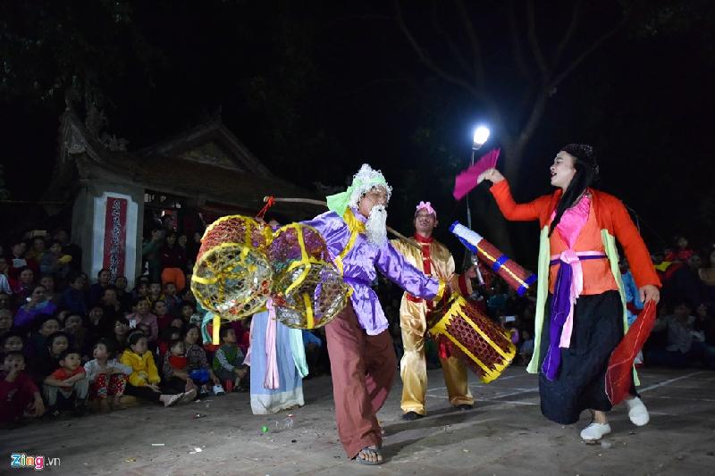 Hàng nghìn người chen nhau xem lễ hội phồn thực giữa khuya hình ảnh 3 Khoảng 21h30, lễ hội bắt đầu với màn diễn tích trò Tứ dân chi nghiệp gồm bốn nghề chính trong dân gian: sĩ, nông, công, thương.