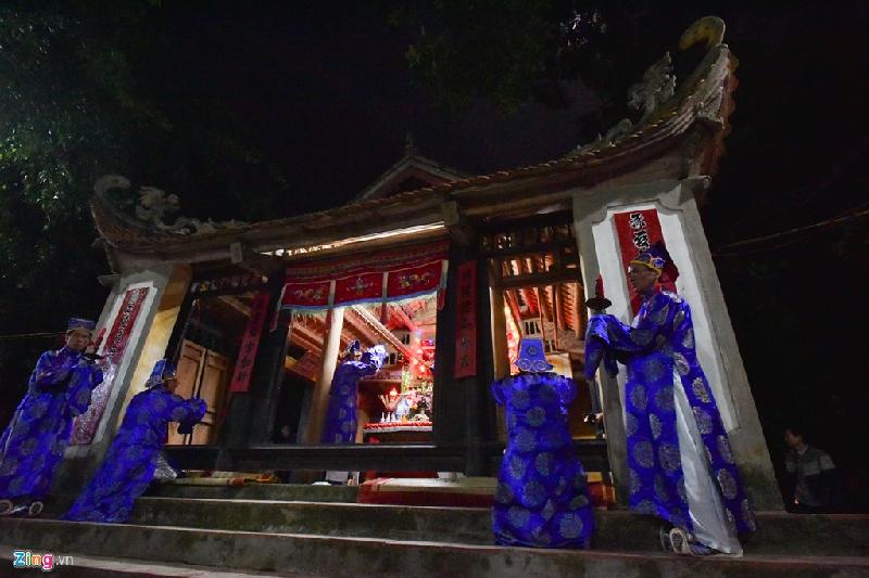 Hàng nghìn người chen nhau xem lễ hội phồn thực giữa khuya hình ảnh 6 Sau đó, các cụ cao niên làm lễ cầu cho nhân dân được ấm no, mùa màng tươi tốt.