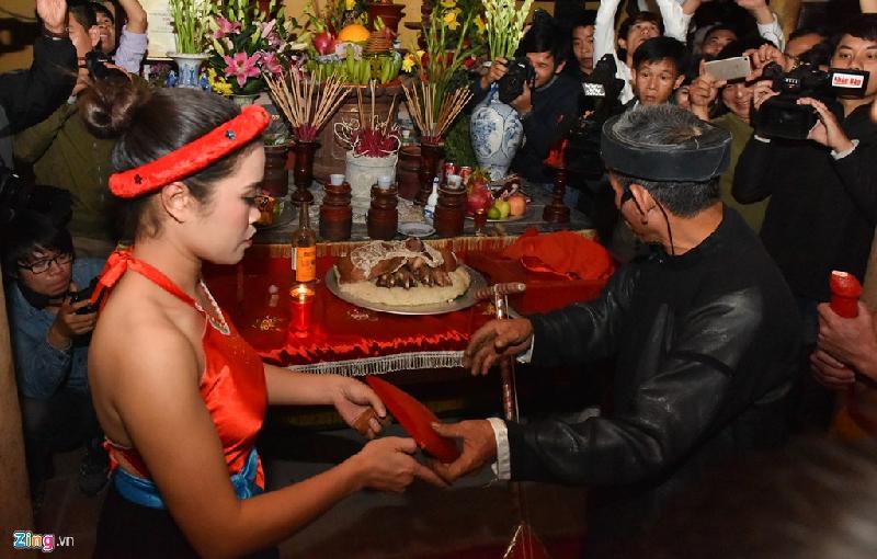 Hàng nghìn người chen nhau xem lễ hội phồn thực giữa khuya hình ảnh 8 Sau đó cụ trao cho cặp vợ chồng đã được ban tổ chức lựa chọn. Năm nay, gia đình anh Chử Đức Chiến và chị Bùi Thị Thanh Huyền tiếp tục được nhận trọng trách này.