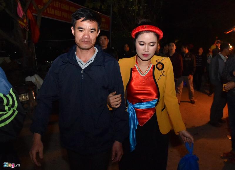 Hàng nghìn người chen nhau xem lễ hội phồn thực giữa khuya hình ảnh 10 Anh Chử Đức Chiến cho biết anh đã cùng chị tập trước ở nhà. Lúc bắt đầu, anh hơi run nhưng sau trấn tĩnh lại nên đã đâm trúng cả 3 lần.