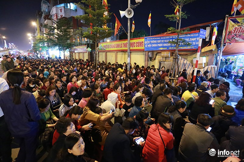 Đến thời điểm bắt đầu làm lễ, dòng người ngồi bên ngoài đình đã tràn xuống hết lòng đường Tây Sơn.
