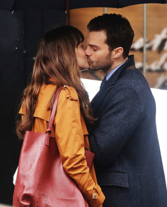2. 50 sắc thái gây chia rẽ tình cảm vợ chồng Jamie Dornan  Những câu chuyện “phim giả tình thật” vốn chẳng lạ lẫm gì với giới làm phim Hollywood. Trong 50 sắc thái đen, cặp diễn viên chính Dakota Johnson và Jamie Dornan đã vào vai đôi tình nhân quay cuồng say đắm trong tình yêu. Họ diễn “ngọt” đến mức có nhiều tin đồn dấy lên rằng hai người thực sự có quan hệ tình cảm với nhau.