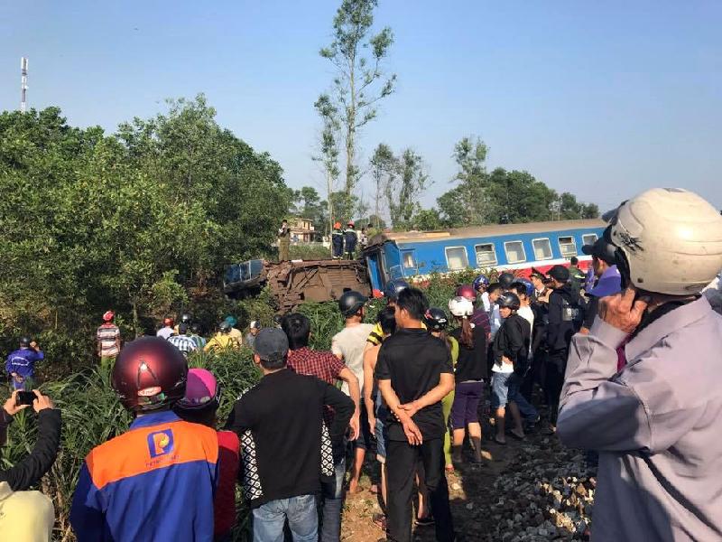 Khoảng 15h ngày 20/2, tàu SE2, đi từ Sài Gòn ra Hà Nội, đến địa phận Lăng Cô (tỉnh Thừa Thiên Huế) thì va chạm với xe tải khiến đầu máy và 5 toa tàu lật khỏi đường ray. Ảnh: Minh Chính Nguyễn.