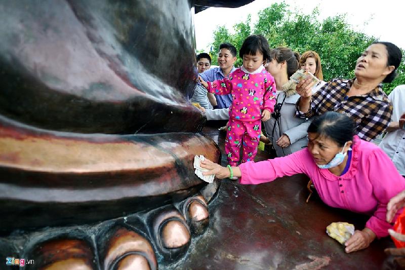 Hình ảnh xấu xí, phản cảm ngập chùa Bái Đính đầu năm mới hình ảnh 7 Ai cũng cố chen chúc để có thể xoa lên cầu may mắn, tài lộc.