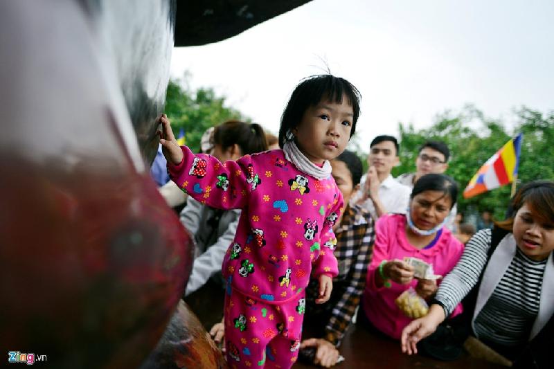 Hình ảnh xấu xí, phản cảm ngập chùa Bái Đính đầu năm mới hình ảnh 12 Nhiều trẻ em còn trèo lên bức tượng đồng, trong khi người lớn ở phía dưới còn đang mải mê xoa tiền.