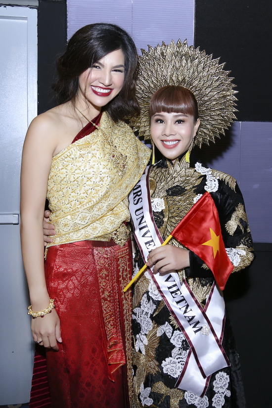 Mrs Internatinonal 2016 Kanthicha chimsiri là một trong những người phụ nữ đầy quyền lực trong giới truyền thông tại Thái Lan. Trước khi đăng quang Mrs International 2016, Kanthicha đã từng dự thi Mrs Universe 2016 cùng hoa hậu Hằng Nguyễn. Tuy nhiên, đại diện Thái Lan đã không có mặt trong Top 20 người đẹp nhất, trong khi Hằng Nguyễn được xếp hạng 12 chung cuộc. Tuy vậy, bằng sự đam mê và nỗ lực, Kanthicha đã đăng quang cuộc thi quốc tế khác và chính thức được vinh danh vì sự cống hiến cho Thái Lan trong sự kiện World Top Awards 2017.