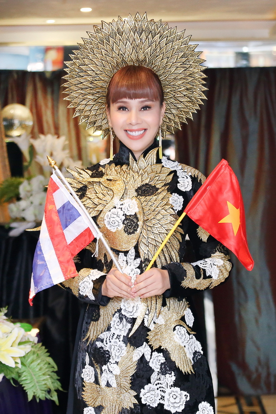 Chia sẻ sau sự kiện, hoa hậu Hằng Nguyễn cho biết: “Tôi rất vui và vinh dự khi được trình diễn trang phục dân tộc tại một sự kiện lớn trên đất nước bạn, đây cũng là dịp tôi hội ngộ các bạn thí sinh từ dự thi Mrs Universe 2016...”.