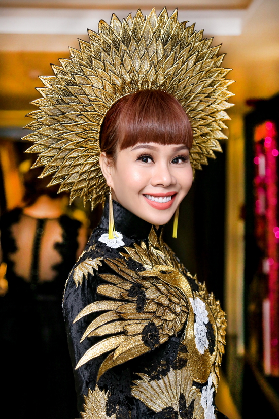 Là một doanh nhân thành đạt và không có nhiều kinh nghiệm trình diễn thời trang, nhưng tại sự kiện Hằng Nguyễn đã có phần trình diễn rất đẹp mắt. Cô còn cùng các người đẹp và các em thiếu nhi đến từ khắp nơi trên thế giới cùng hoà giọng trong ca khúc “We Are The World”.