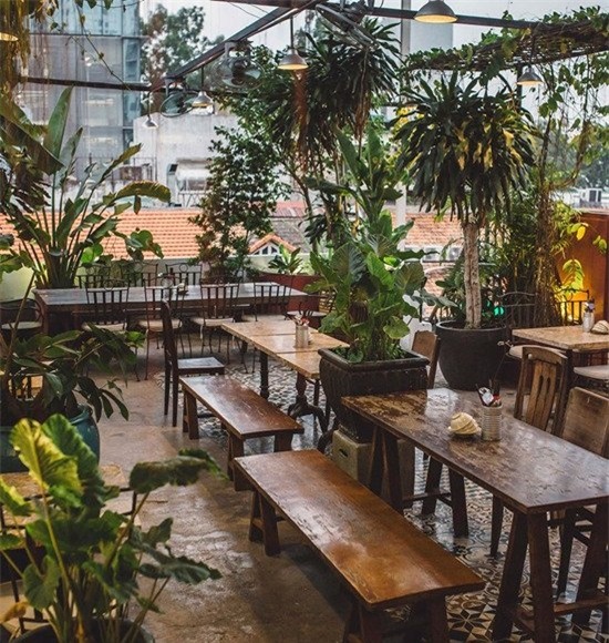 Một năm sau đó, cô mở tiếp một nhà hàng.