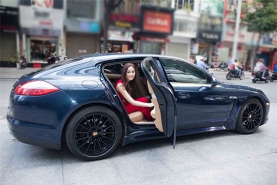 Chiếc Mitsubishi Grandis-E là phương tiện di chuyển ưa thích của người đẹp.