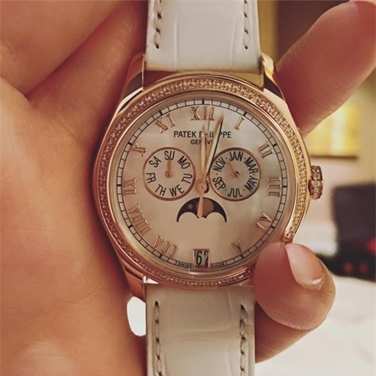 Đồng hồ Patek Phillipe đẹp tinh tế có giá 65.000 USD (khoảng 1,5 tỷ VND) chỉ được Mai Phương Thuý sử dụng trong những dịp đặc biệt.