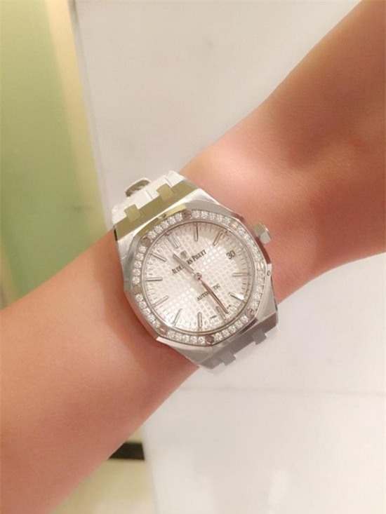 Và một chiếc Automatic trắng trang nhã. Không quá khi nói về thú chơi đồng hồ, không mỹ nhân showbiz nào sánh bằng Mai Phương Thuý.