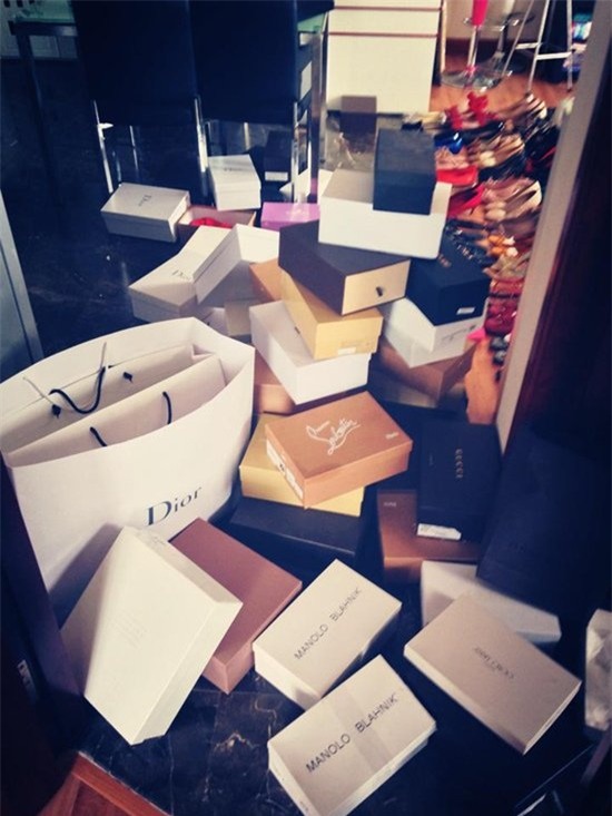 Hoa hậu Việt Nam 2006 có sở thích diện hàng hiệu từ đầu đến chân. Túi Chanel Boy 100 triệu, giày Christian Louboutin 'Very Riche' 84 triệu… là những món đồ cô ưa thích. Có hôm cô diện nguyên cây Dior (hình bên phải) xuống phố khiến bao người ngây ngất.